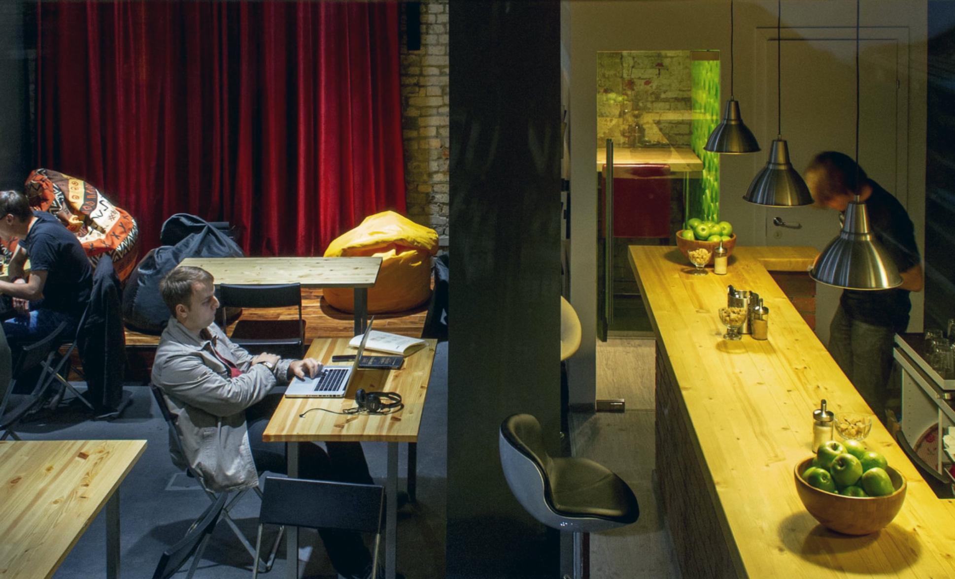 Účastníci workshopu pracují s reálnými příklady